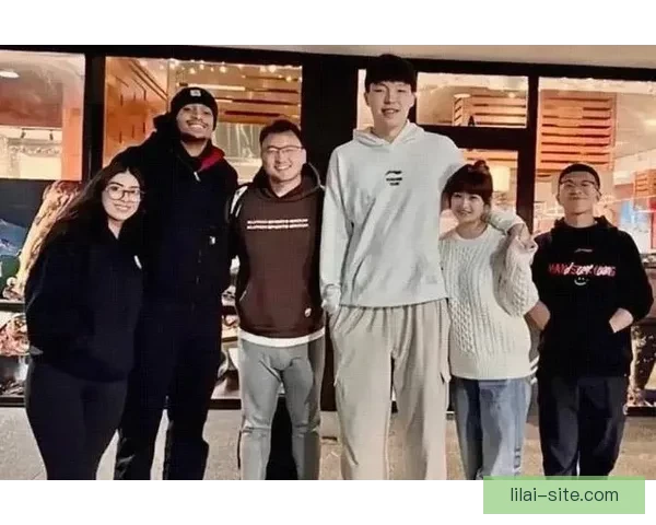 杨瀚森女友抱利拉德儿子转圈圈晒合影 幸遇你开心不已 杨瀚森女友抱利拉德儿子转圈圈晒合影 幸遇你开心不已